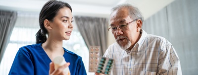 nurse-explaining-pills-patients nurse-explaining-pills-patients